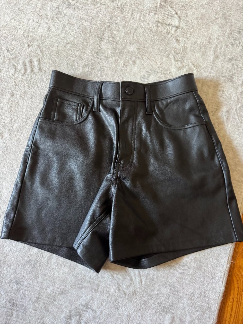 Abercrombie & Fitch The Dad High Rise Short Vegan Leather